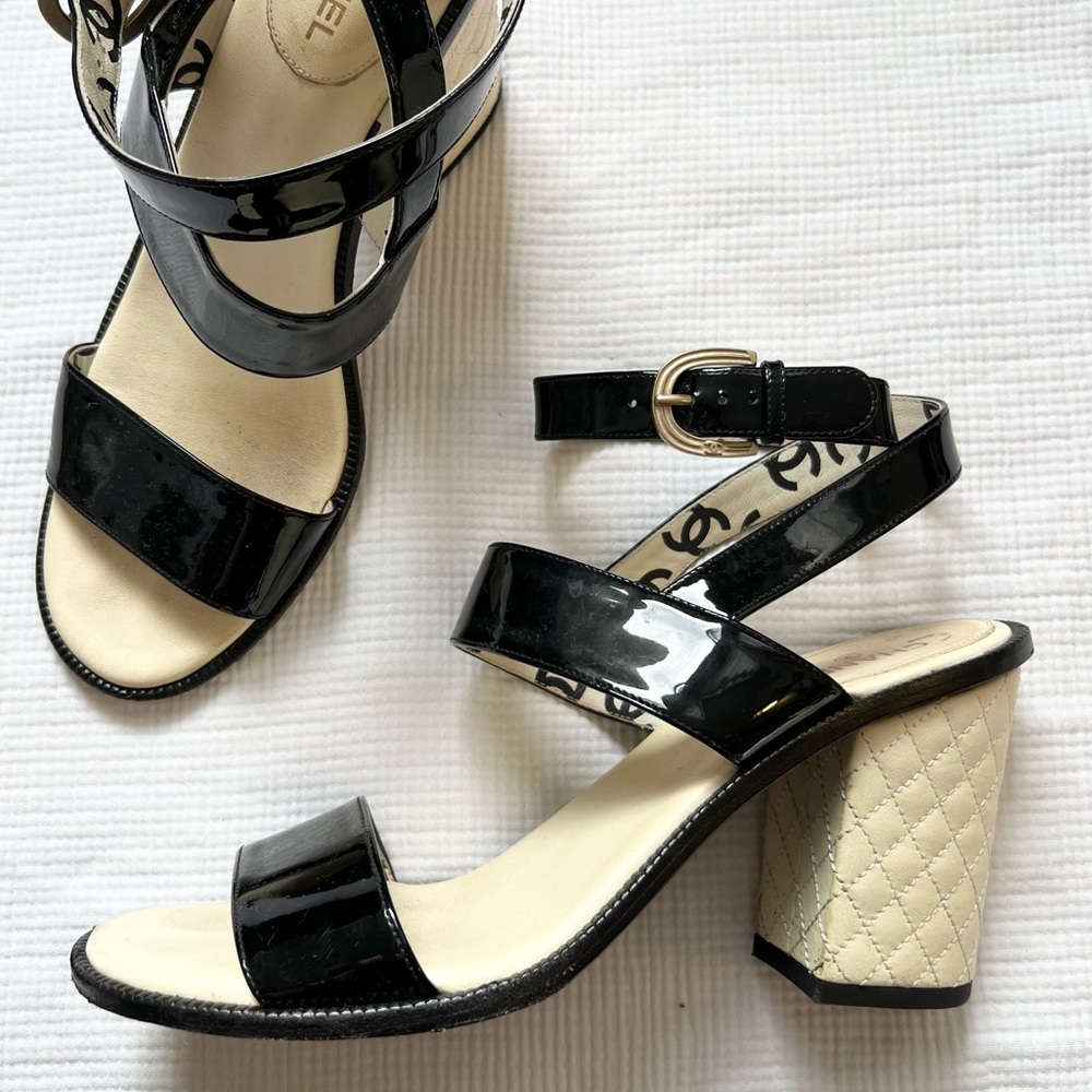 Pre-owned Chanel Sandals Black/Off-White Patent Quilted Calfskin Size 8